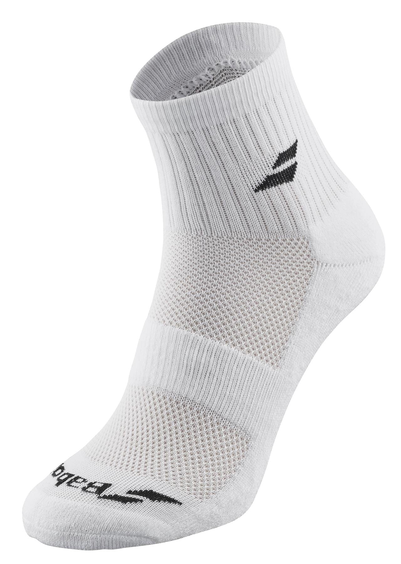 This Babolat Quarter tennis sock, included in a pack of three, offers a ribbed cuff and mesh ventilation panel for optimal comfort and support. It features a black logo on the side and "Babolat" text near the toe, combining style with ventilated zones.