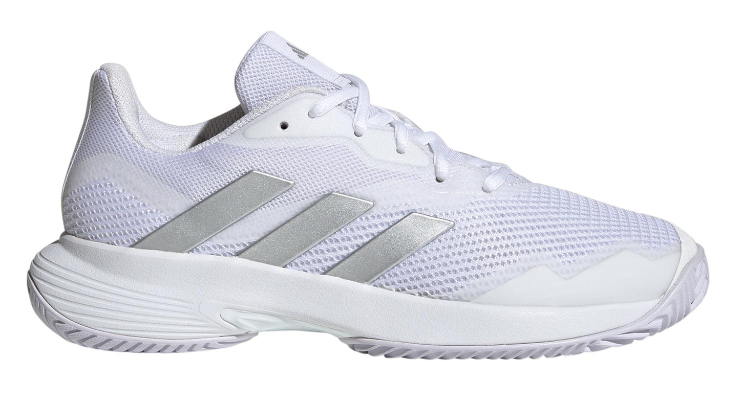The adidas Courtjam Control Women's Tennis Shoes in Cloud White and Silver Metallic showcase a mesh upper with contrasting gray stripes on the side. They feature a textured sole equipped with Bounce Cushioning for superior comfort. Their sleek, modern design makes them perfect both for sports and casual wear, providing exceptional performance thanks to their durable Hard Court Outsole.
