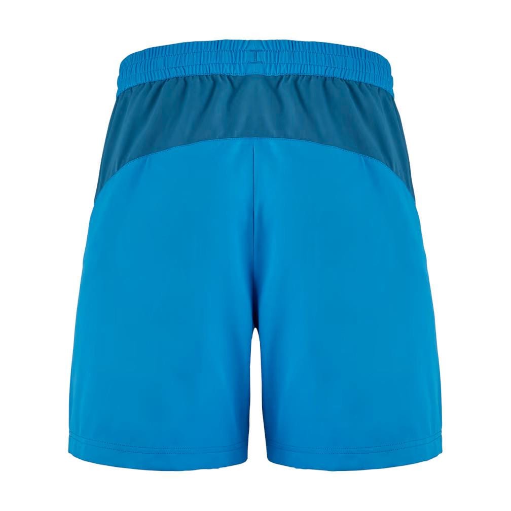 The Babolat Play Men's Tennis Shorts in Blue Aster showcase an elastic waistband and a two-tone design with a darker top section. Crafted from lightweight fabric, they provide 360 Motion for unparalleled flexibility during your game, capturing the essence of Babolat Play.