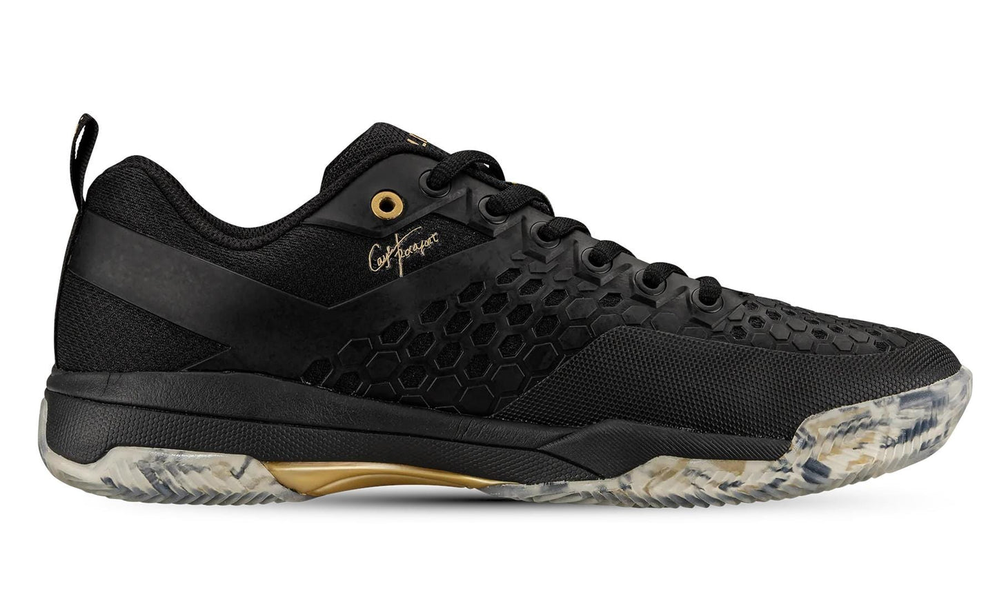 The Salming Rebel Mens Indoor Court Shoes in Black/Gold showcase a sleek design with a honeycomb pattern on the sides, featuring gold eyelets and black laces. Engineered for enhanced stability and grip, these shoes sport an off-white patterned sole along with a black and gold logo detail near the heel.
