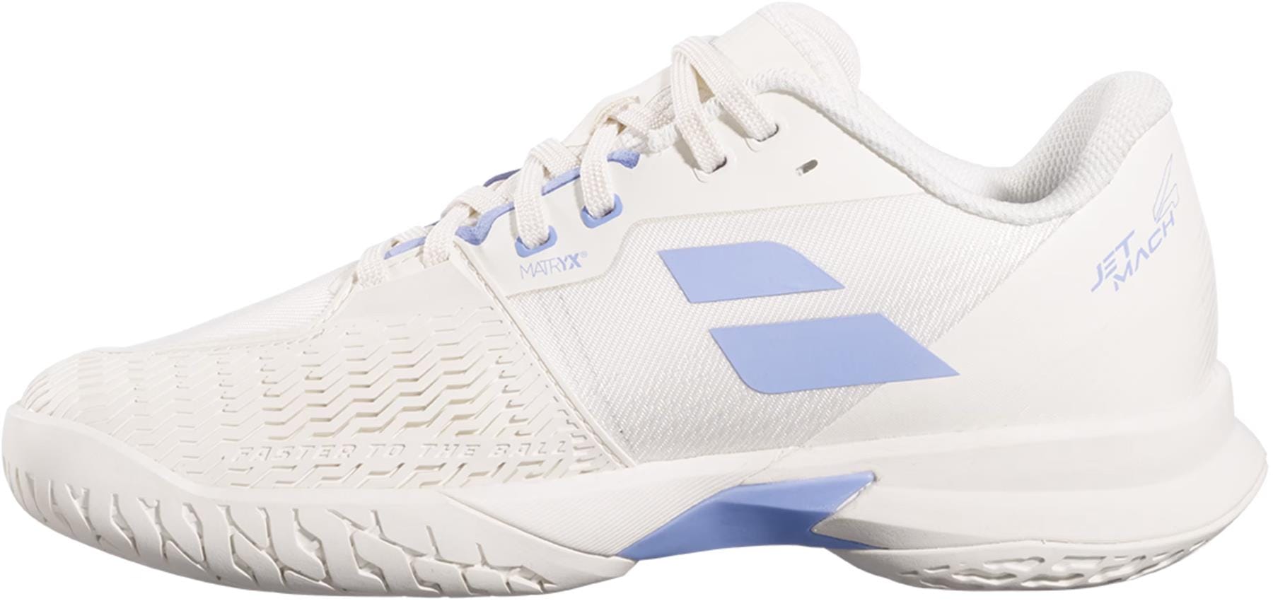 The Babolat Jet Mach 4 All Court Women’s Tennis Shoes in Lavender/White feature textured toes, light blue side stripes, lace-up closure, and a low-cut design for agility. Inspired by the Babolat Jet Mach 4.