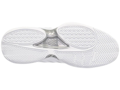 The image features the sole of the K-Swiss Receiver V Men's Tennis Shoes in White, Peacoat, and Silver, displaying textured hexagonal patterns and herringbone designs to boost performance. A central section with a metallic look and diverse grooves provides cushioning and optimal traction.
