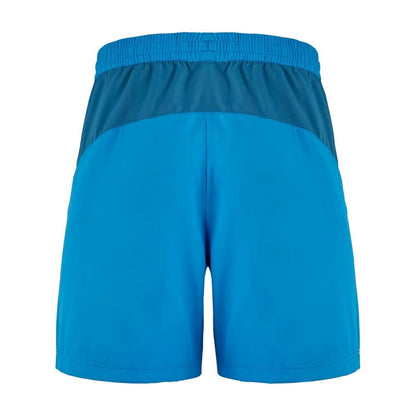 The Babolat Play Men's Tennis Shorts in Blue Aster showcase an elastic waistband and a two-tone design with a darker top section. Crafted from lightweight fabric, they provide 360 Motion for unparalleled flexibility during your game, capturing the essence of Babolat Play.